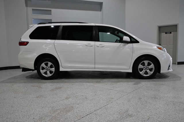 2020 Toyota Sienna LE Mobility FWD 7-Passenger Mobility - 23008611 - 4