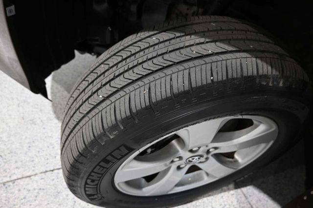2020 Toyota Sienna LE Mobility FWD 7-Passenger Mobility - 23089683 - 10