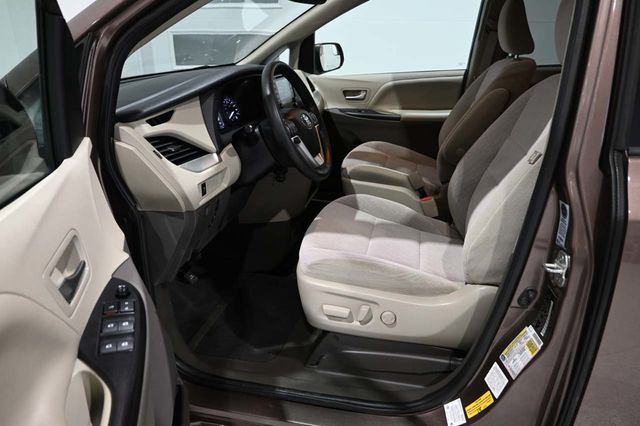 2020 Toyota Sienna LE Mobility FWD 7-Passenger Mobility - 23089683 - 12