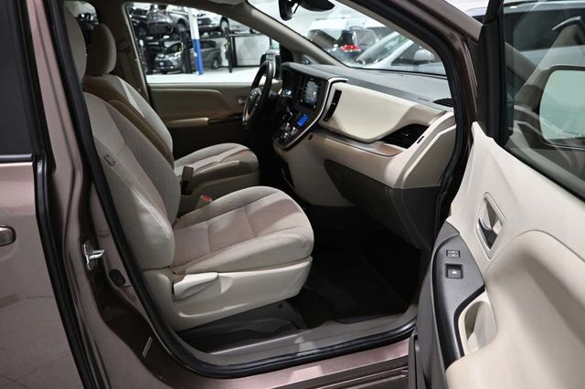 2020 Toyota Sienna LE Mobility FWD 7-Passenger Mobility - 23089683 - 14