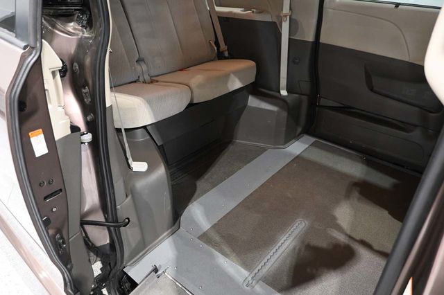 2020 Toyota Sienna LE Mobility FWD 7-Passenger Mobility - 23089683 - 17