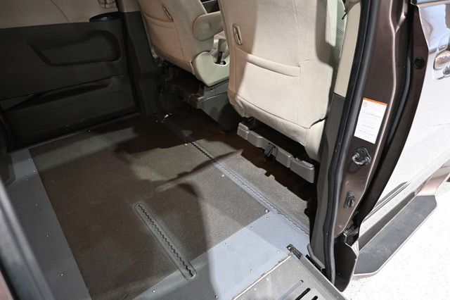 2020 Toyota Sienna LE Mobility FWD 7-Passenger Mobility - 23089683 - 18