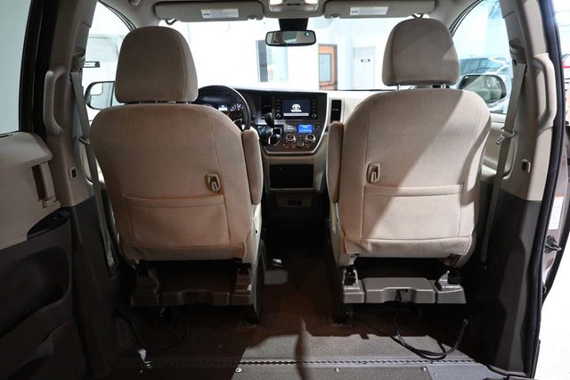 2020 Toyota Sienna LE Mobility FWD 7-Passenger Mobility - 23089683 - 19