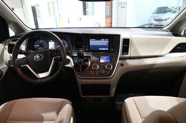 2020 Toyota Sienna LE Mobility FWD 7-Passenger Mobility - 23089683 - 21