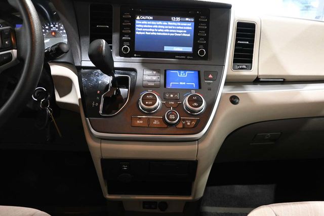 2020 Toyota Sienna LE Mobility FWD 7-Passenger Mobility - 23089683 - 22