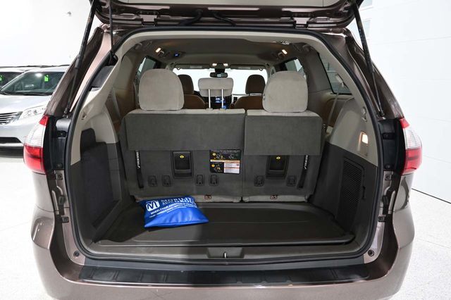 2020 Toyota Sienna LE Mobility FWD 7-Passenger Mobility - 23089683 - 24