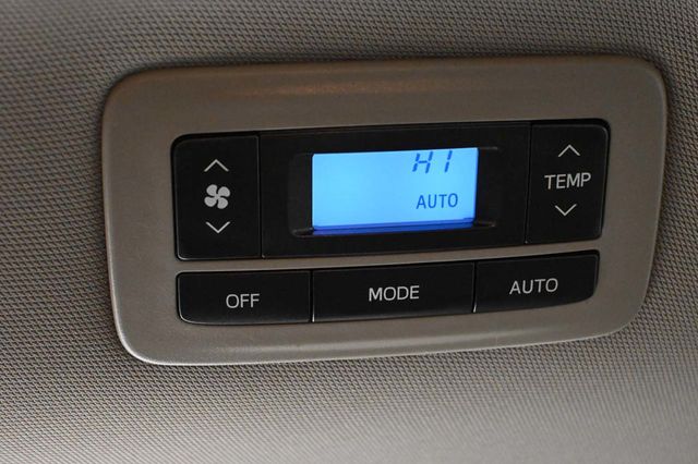 2020 Toyota Sienna LE Mobility FWD 7-Passenger Mobility - 23089683 - 28