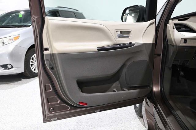 2020 Toyota Sienna LE Mobility FWD 7-Passenger Mobility - 23089683 - 29