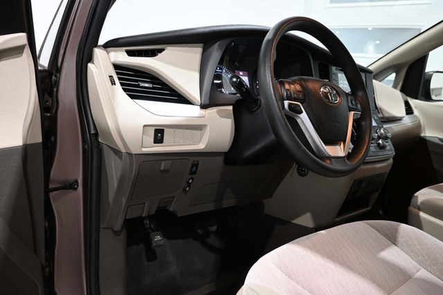2020 Toyota Sienna LE Mobility FWD 7-Passenger Mobility - 23089683 - 30