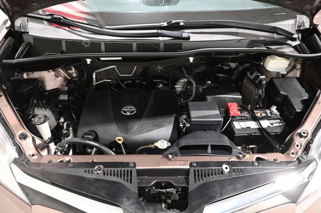 2020 Toyota Sienna LE Mobility FWD 7-Passenger Mobility - 23089683 - 34