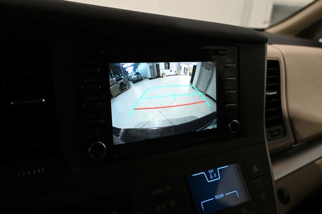 2020 Toyota Sienna LE Mobility FWD 7-Passenger Mobility - 23089683 - 36