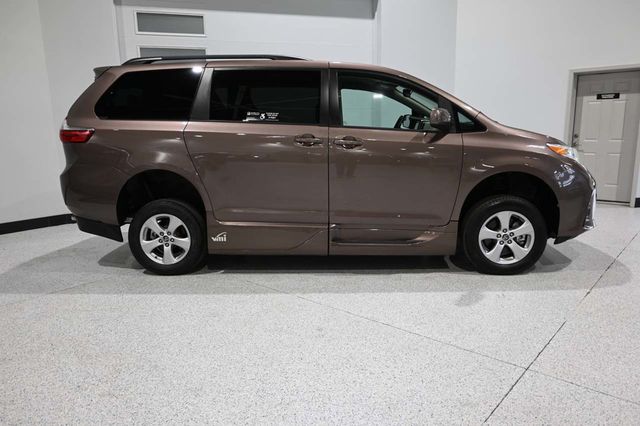 2020 Toyota Sienna LE Mobility FWD 7-Passenger Mobility - 23089683 - 4