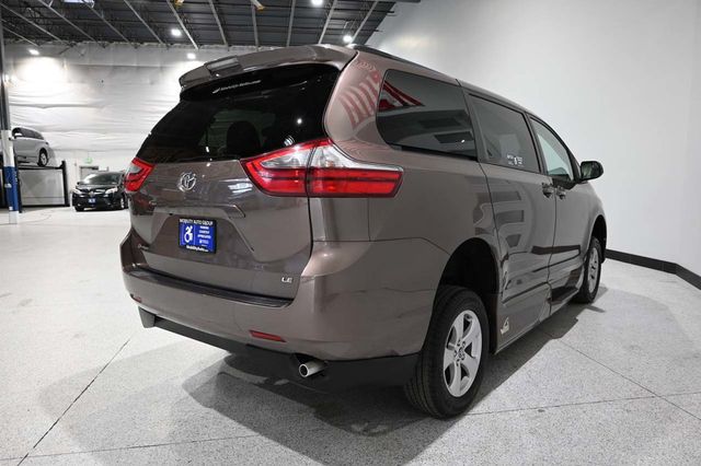 2020 Toyota Sienna LE Mobility FWD 7-Passenger Mobility - 23089683 - 5