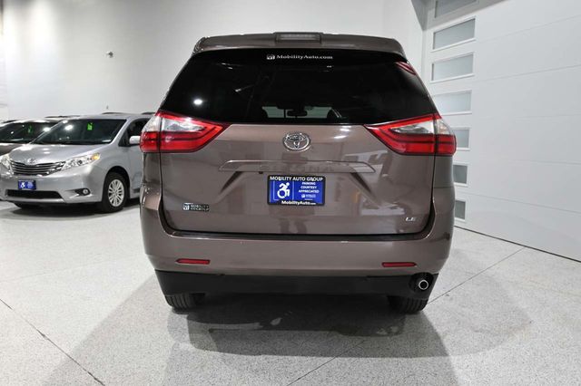 2020 Toyota Sienna LE Mobility FWD 7-Passenger Mobility - 23089683 - 6