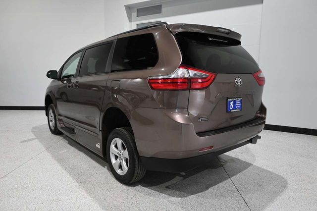 2020 Toyota Sienna LE Mobility FWD 7-Passenger Mobility - 23089683 - 7