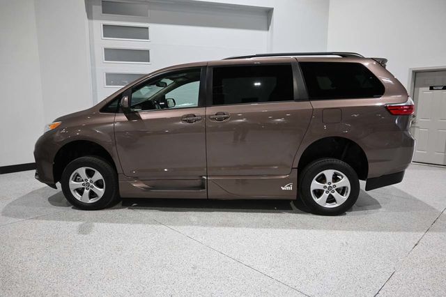 2020 Toyota Sienna LE Mobility FWD 7-Passenger Mobility - 23089683 - 8