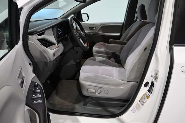 2020 Toyota Sienna LE Mobility FWD 7-Passenger Mobility - 23100681 - 12