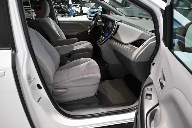 2020 Toyota Sienna LE Mobility FWD 7-Passenger Mobility - 23100681 - 14