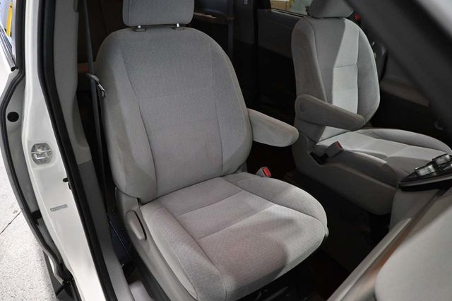 2020 Toyota Sienna LE Mobility FWD 7-Passenger Mobility - 23100681 - 15