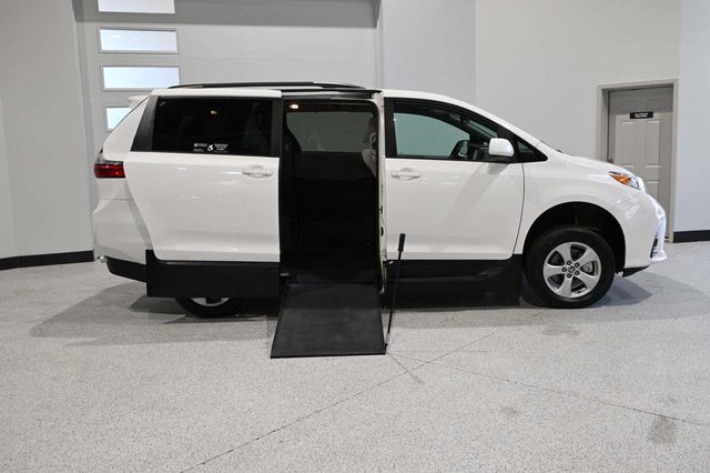 2020 Toyota Sienna LE Mobility FWD 7-Passenger Mobility - 23100681 - 16