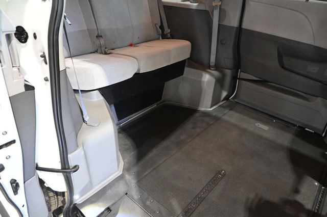 2020 Toyota Sienna LE Mobility FWD 7-Passenger Mobility - 23100681 - 17