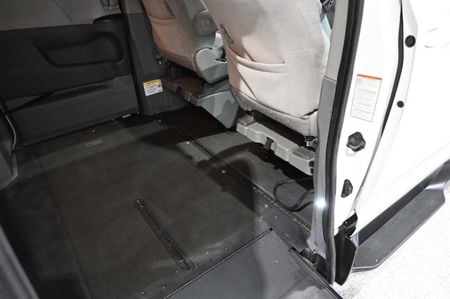 2020 Toyota Sienna LE Mobility FWD 7-Passenger Mobility - 23100681 - 18