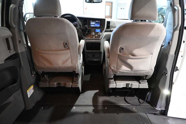 2020 Toyota Sienna LE Mobility FWD 7-Passenger Mobility - 23100681 - 19