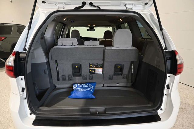 2020 Toyota Sienna LE Mobility FWD 7-Passenger Mobility - 23100681 - 24