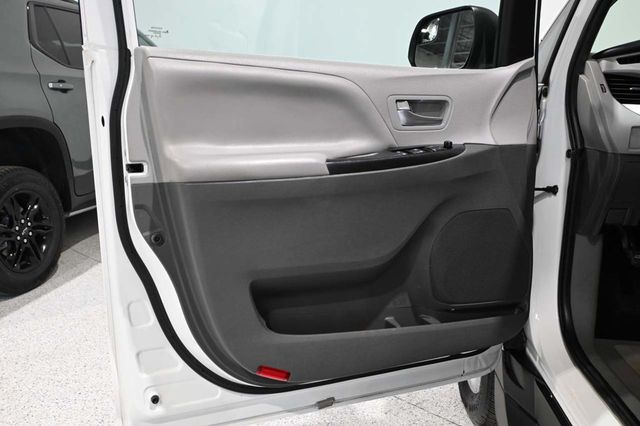 2020 Toyota Sienna LE Mobility FWD 7-Passenger Mobility - 23100681 - 28