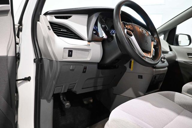 2020 Toyota Sienna LE Mobility FWD 7-Passenger Mobility - 23100681 - 29