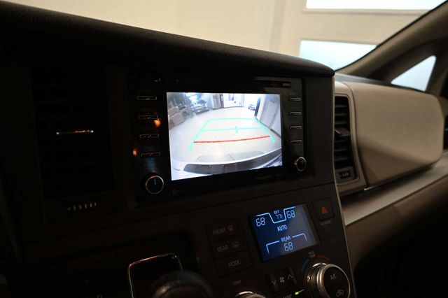 2020 Toyota Sienna LE Mobility FWD 7-Passenger Mobility - 23100681 - 35