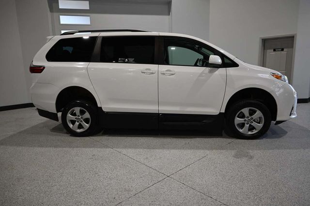 2020 Toyota Sienna LE Mobility FWD 7-Passenger Mobility - 23100681 - 4