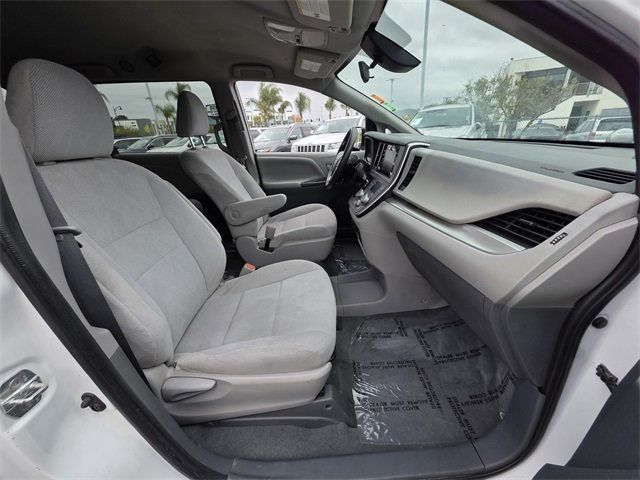 2020 Toyota Sienna L FWD 7-Passenger - 22825232 - 11