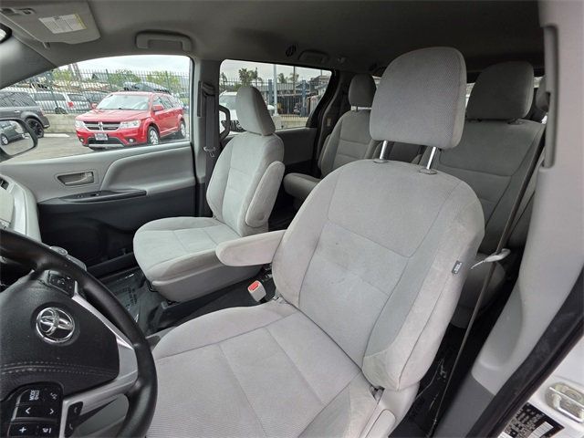 2020 Toyota Sienna L FWD 7-Passenger - 22825232 - 18