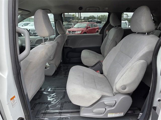 2020 Toyota Sienna L FWD 7-Passenger - 22825232 - 21