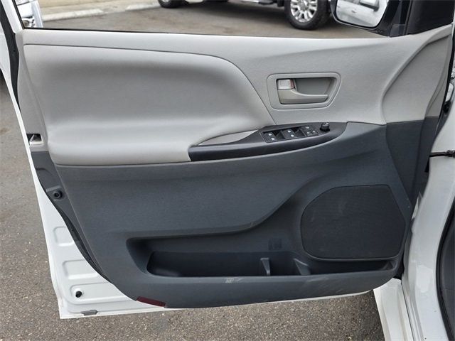 2020 Toyota Sienna L FWD 7-Passenger - 22825232 - 24