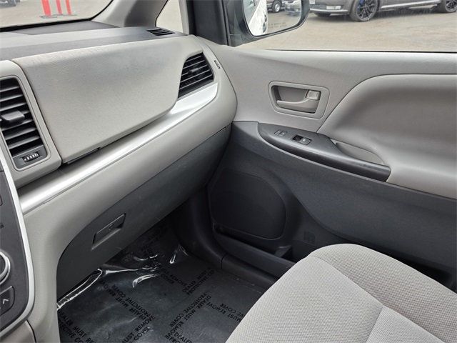 2020 Toyota Sienna L FWD 7-Passenger - 22825232 - 28