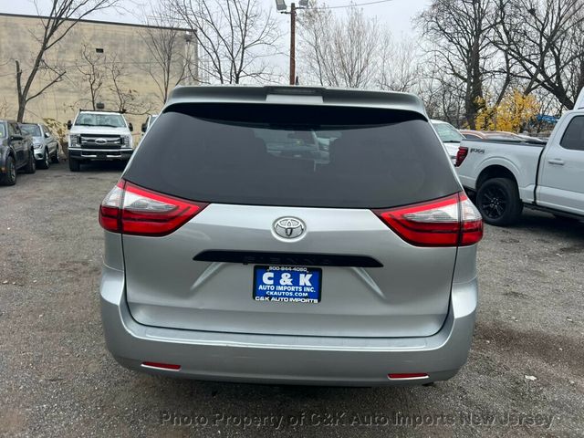 2020 Toyota Sienna L FWD 7-Passenger - 22949839 - 11