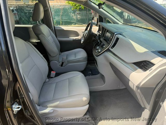 2020 Toyota Sienna L FWD 7-Passenger - 23021603 - 27