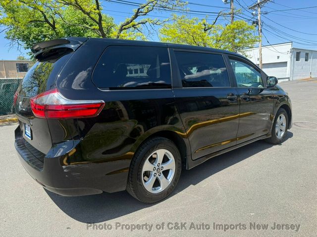 2020 Toyota Sienna L FWD 7-Passenger - 23021603 - 5