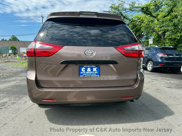 2020 Toyota Sienna L FWD 7-Passenger - 23033775 - 10