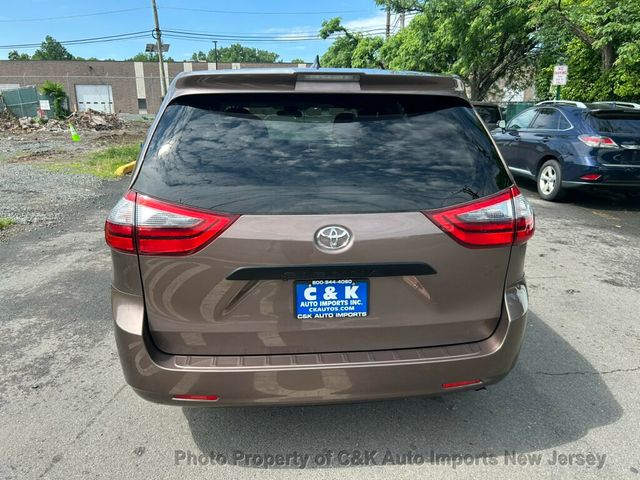 2020 Toyota Sienna L FWD 7-Passenger - 23033775 - 11