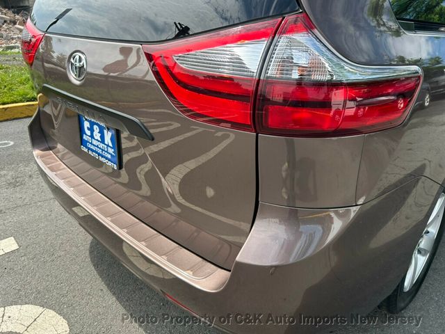 2020 Toyota Sienna L FWD 7-Passenger - 23033775 - 21