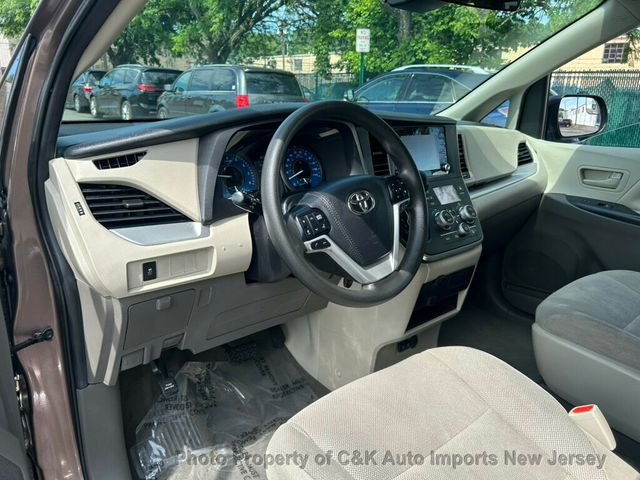 2020 Toyota Sienna L FWD 7-Passenger - 23033775 - 22