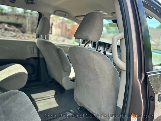 2020 Toyota Sienna L FWD 7-Passenger - 23033775 - 28