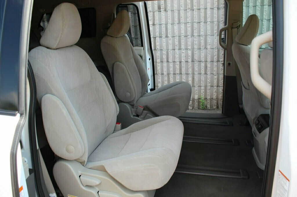 2020 Toyota Sienna LE photo 10