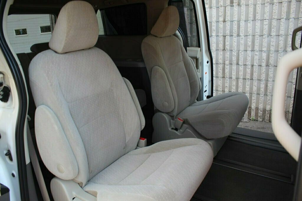 2020 Toyota Sienna LE photo 11