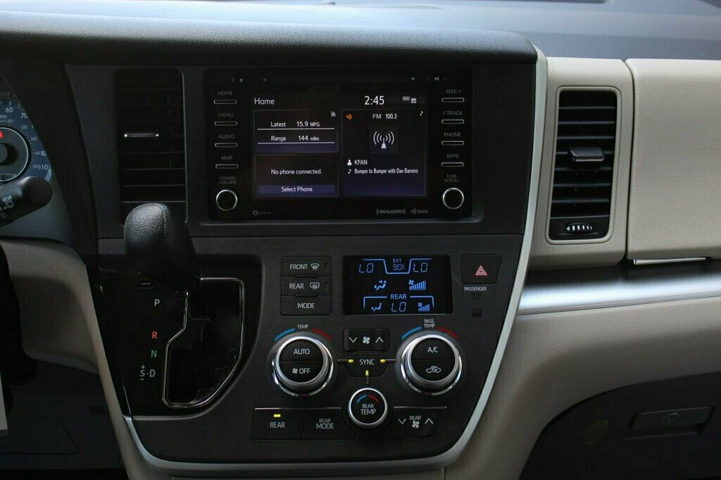2020 Toyota Sienna LE photo 13