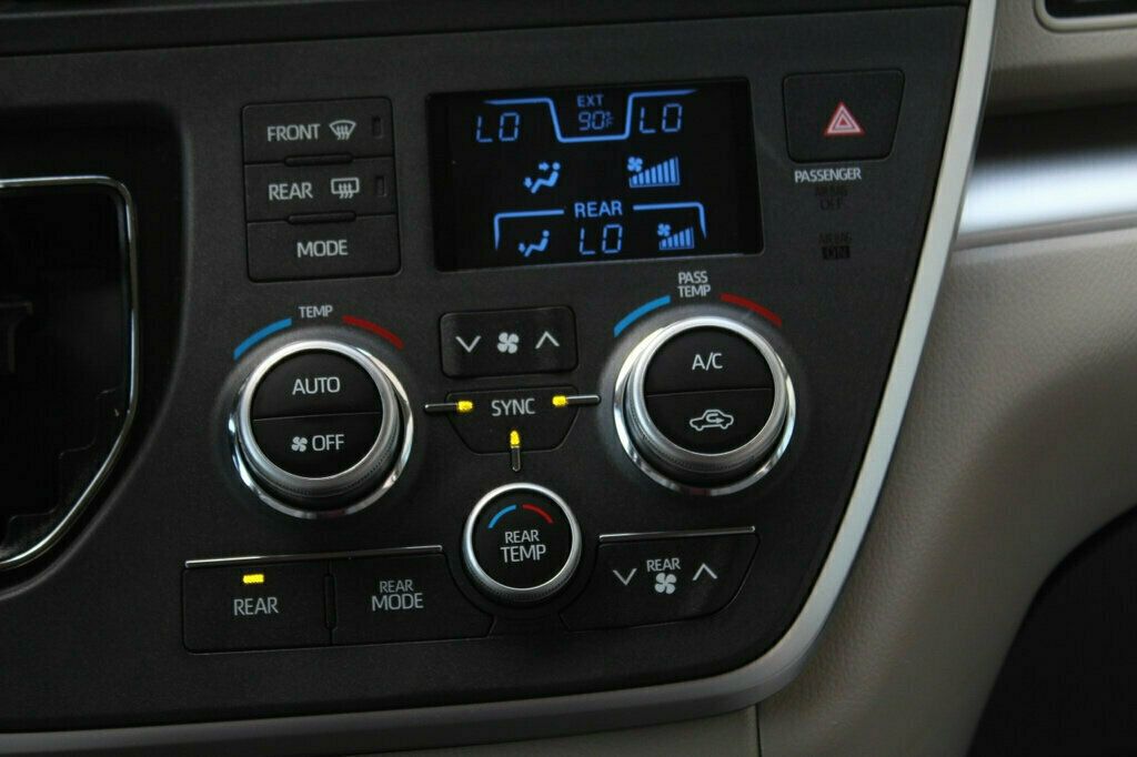 2020 Toyota Sienna LE photo 15