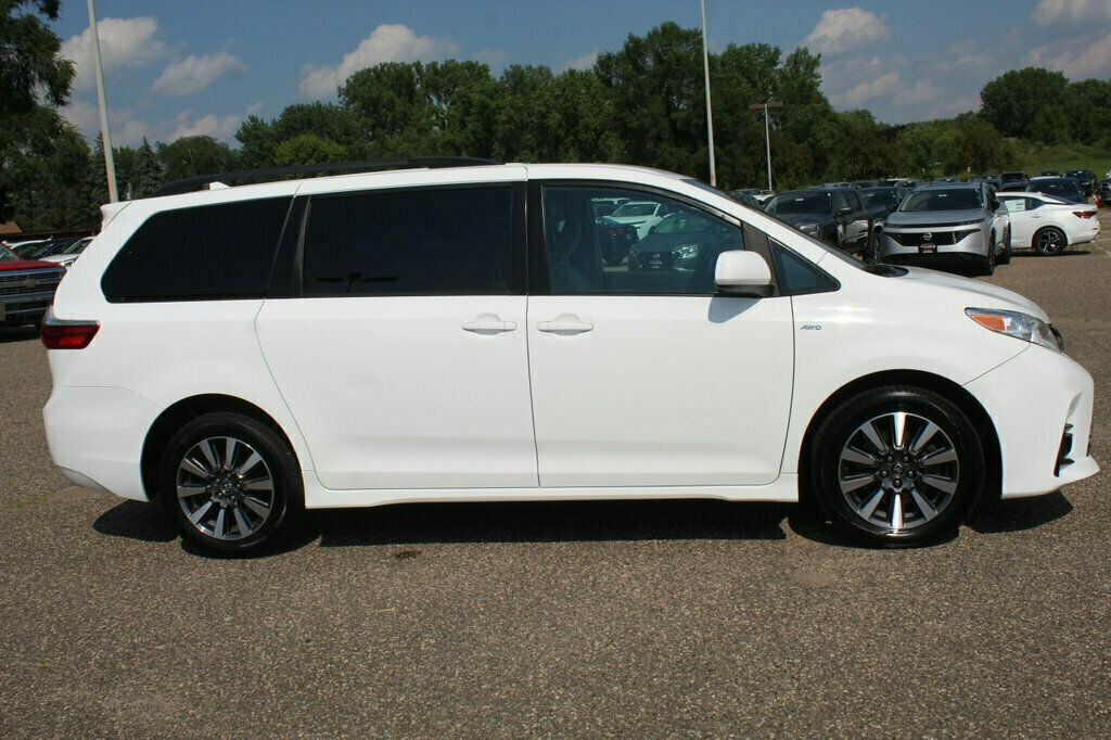 2020 Toyota Sienna LE photo 2
